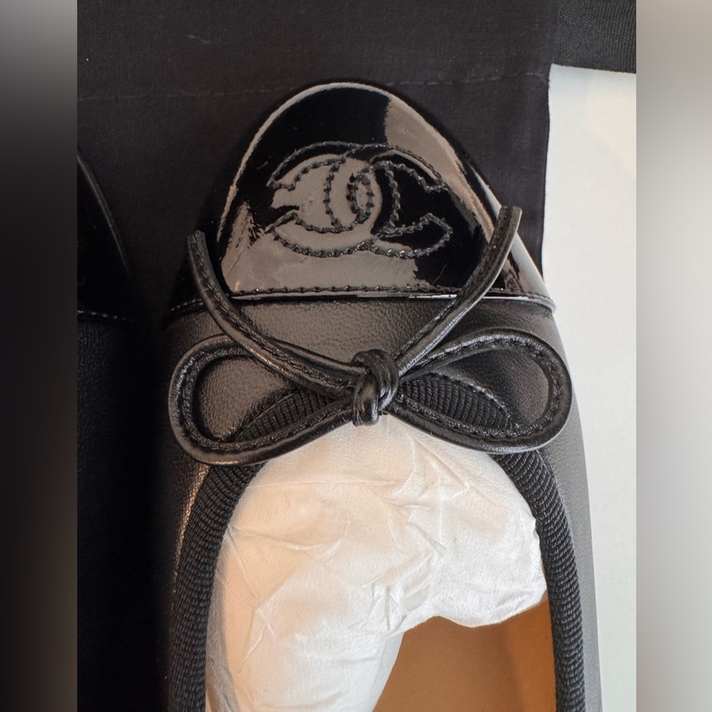 CHANEL Black Leather Ballet Flats with Bow - Picture 5 of 10